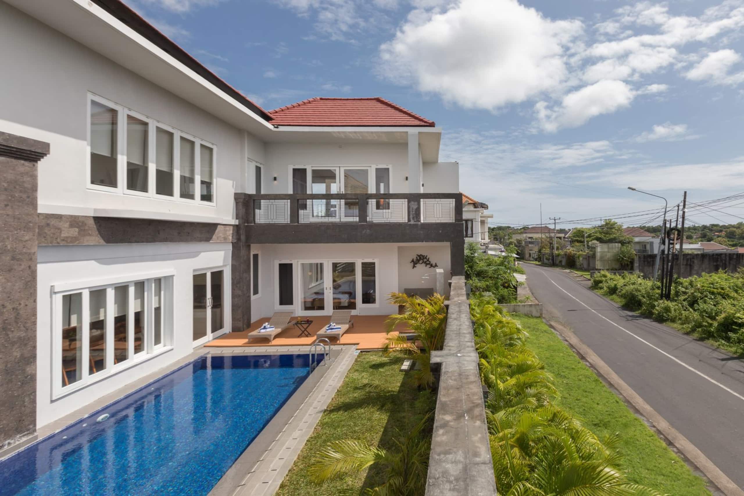 Cheerful 5BR Modern Villa @ Jimbaran with GWK View 8