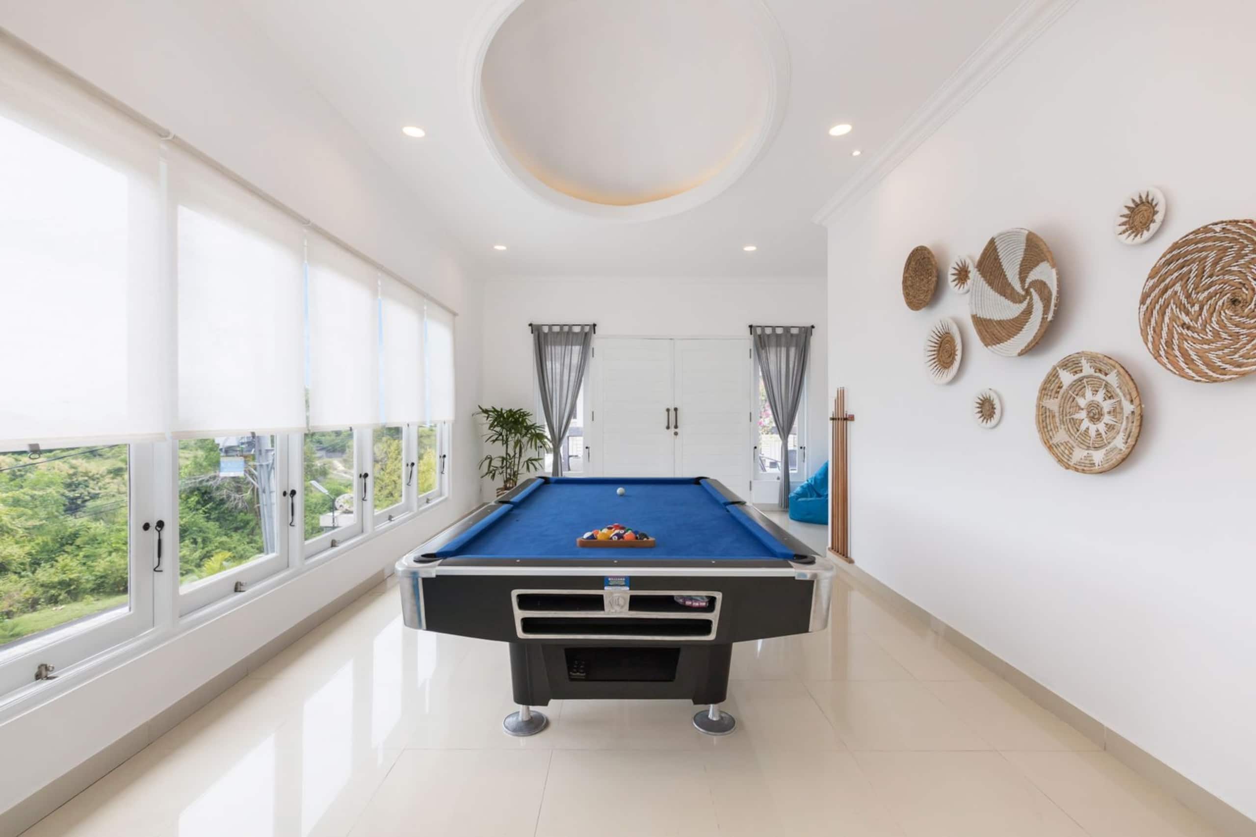 Cheerful 5BR Modern Villa @ Jimbaran with GWK View 4