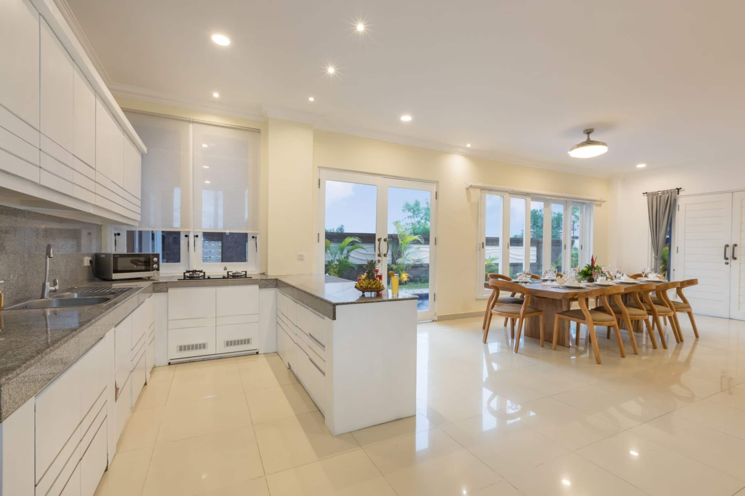 Cheerful 5BR Modern Villa @ Jimbaran with GWK View 9