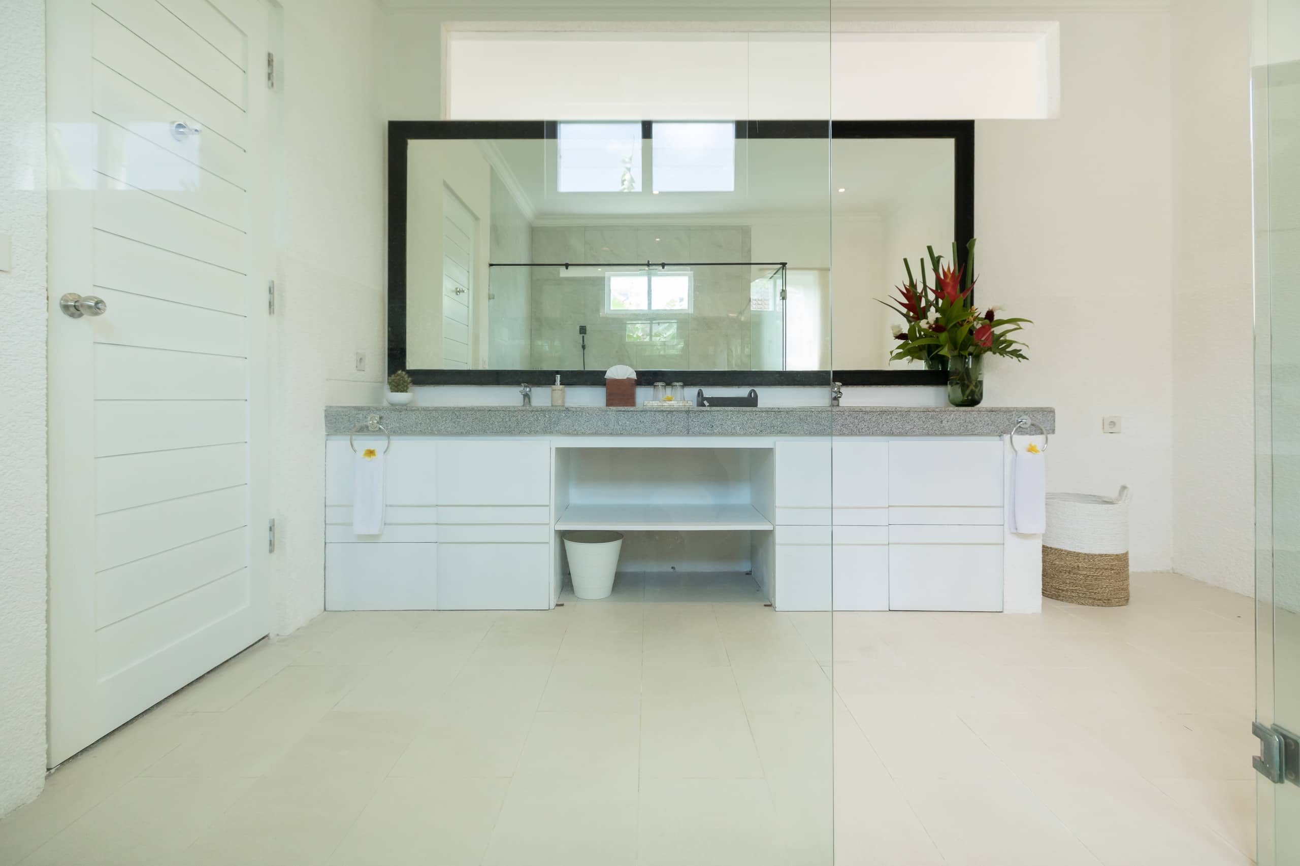 Cheerful 5BR Modern Villa @ Jimbaran with GWK View 17