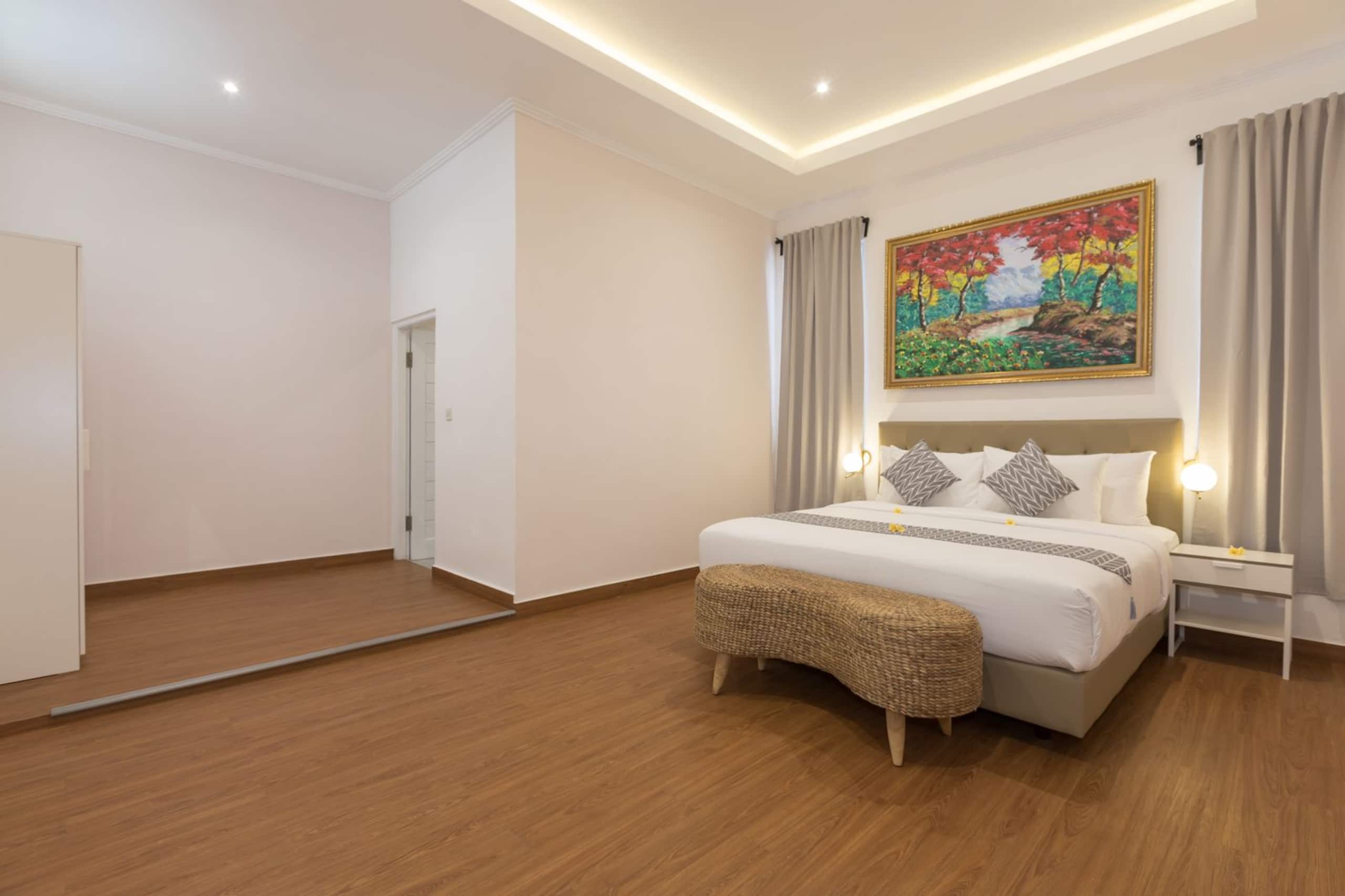 Cheerful 5BR Modern Villa @ Jimbaran with GWK View 13