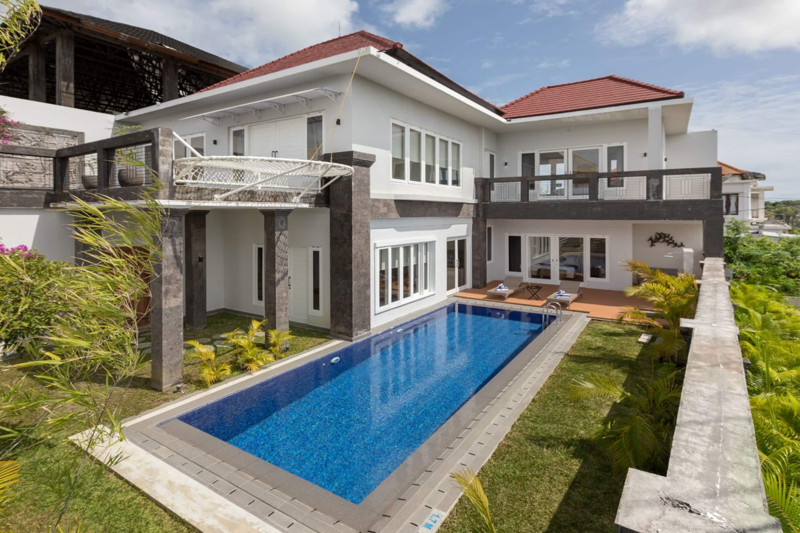 Cheerful 5BR Modern Villa @ Jimbaran with GWK View 6
