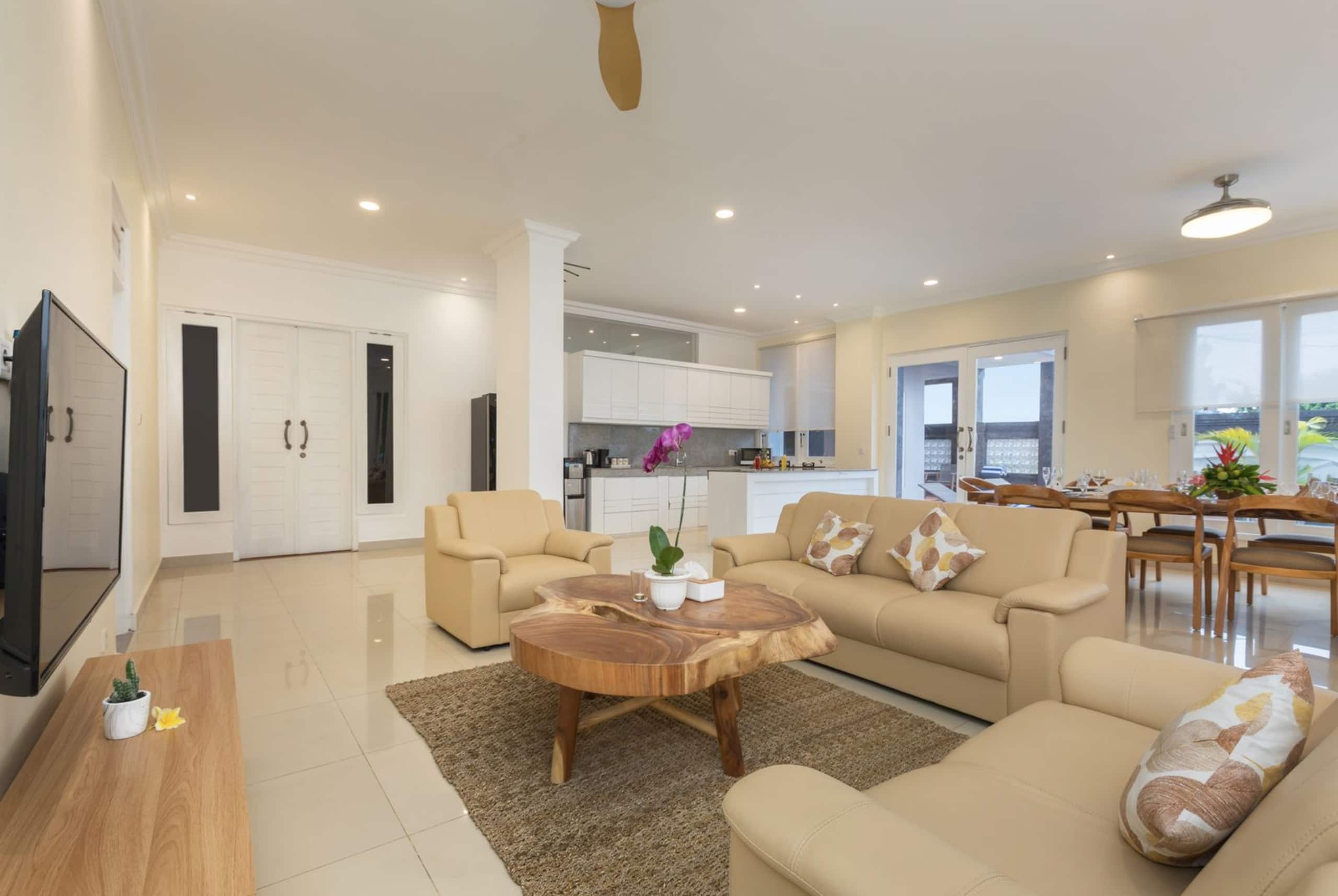 Cheerful 5BR Modern Villa @ Jimbaran with GWK View 2