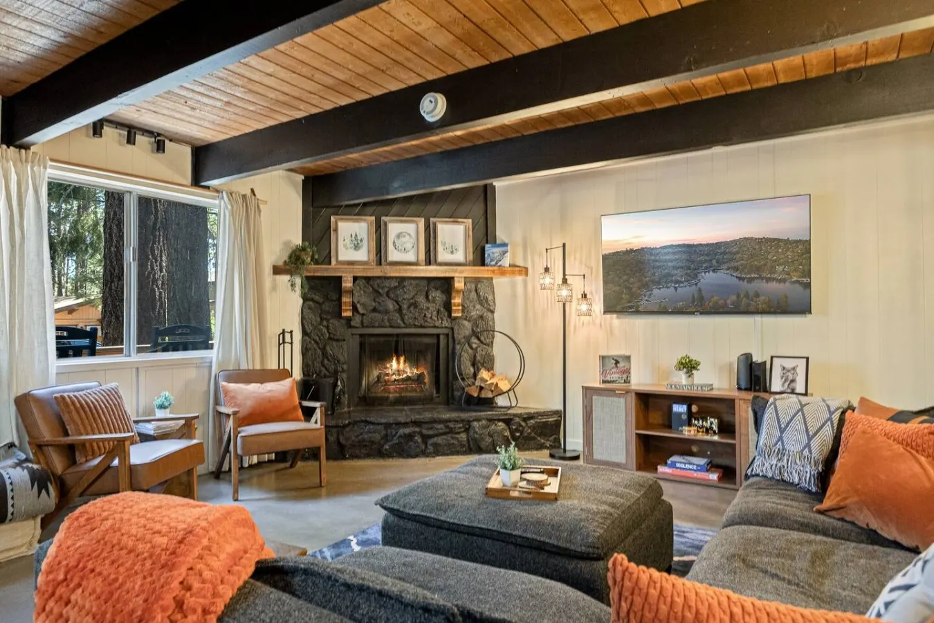 Gambrel Boho Cabin Vibes, Hot Tub & Firepit — photo 2