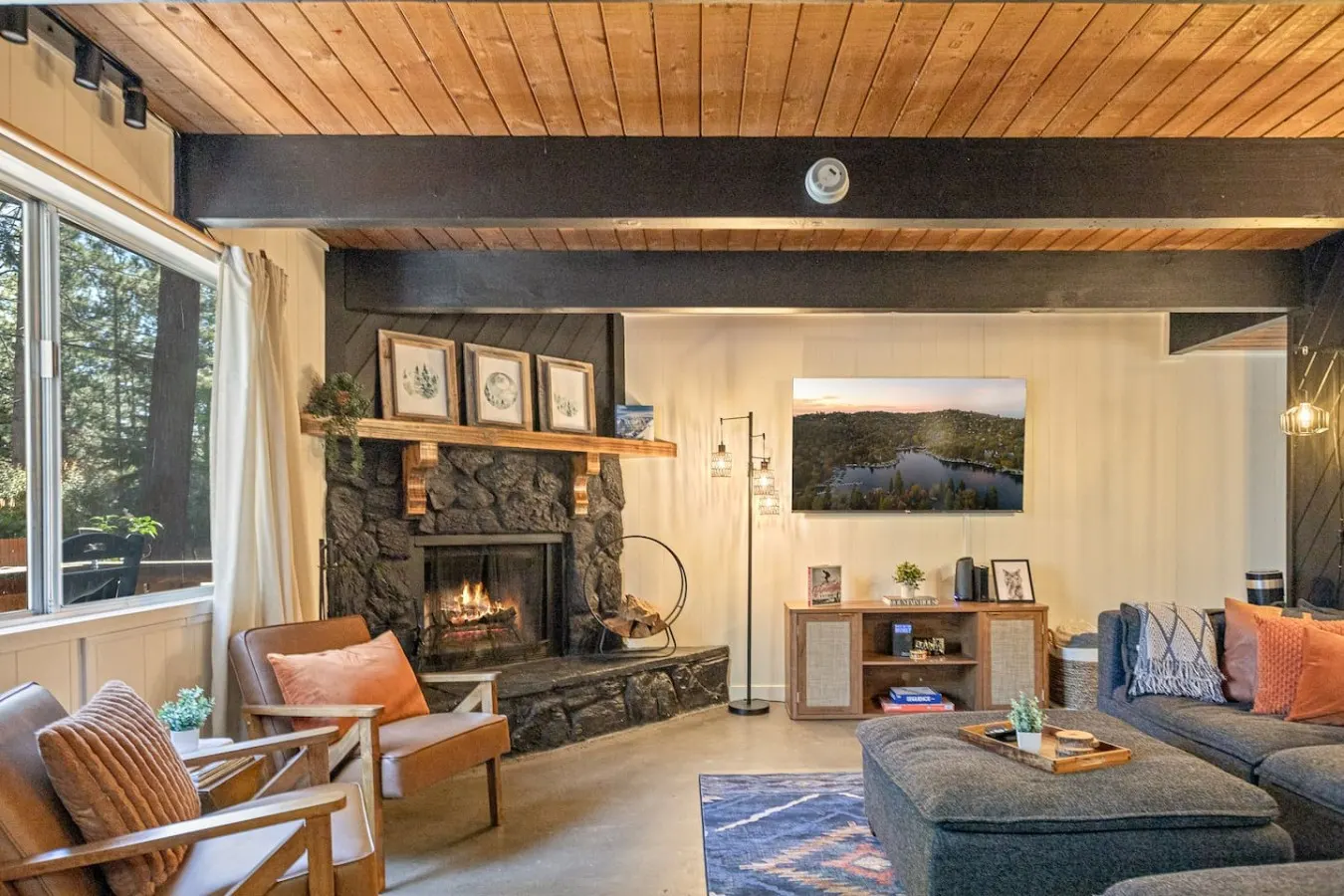 Gambrel Boho Cabin Vibes, Hot Tub & Firepit 10