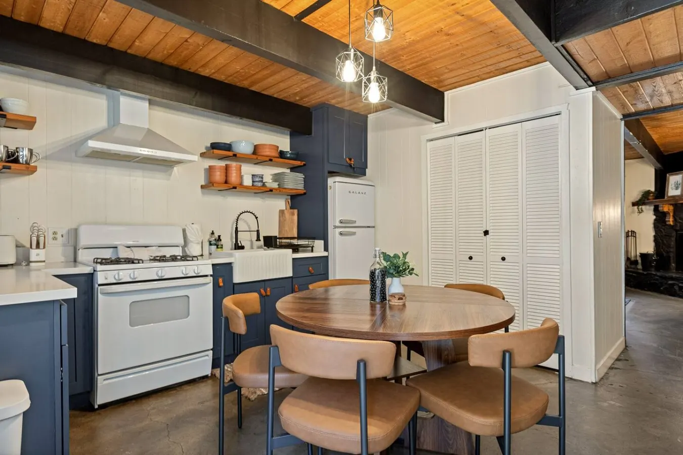 Gambrel Boho Cabin Vibes, Hot Tub & Firepit 12