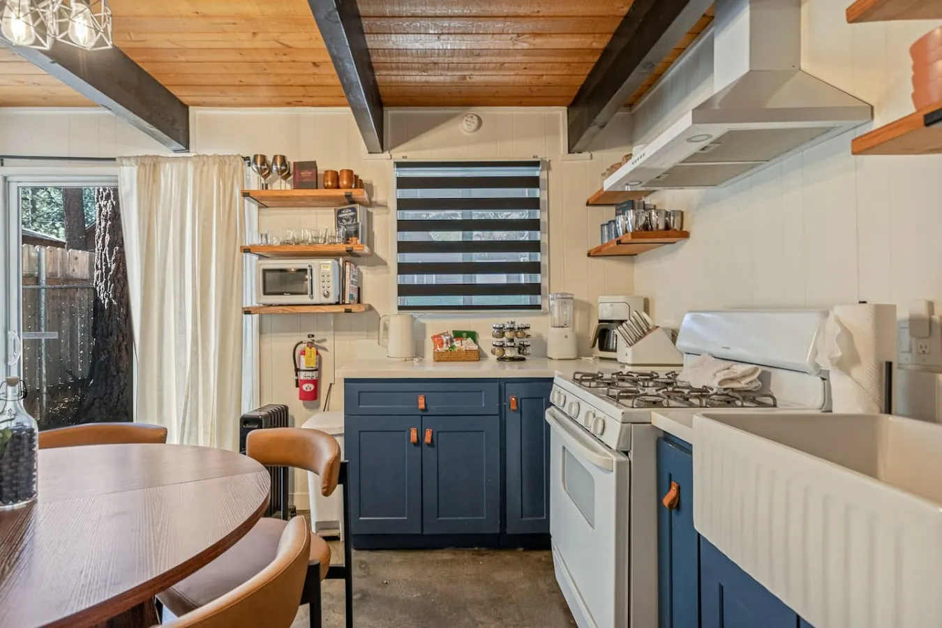 Gambrel Boho Cabin Vibes, Hot Tub & Firepit 15