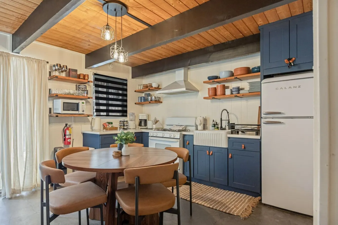 Gambrel Boho Cabin Vibes, Hot Tub & Firepit — photo 4