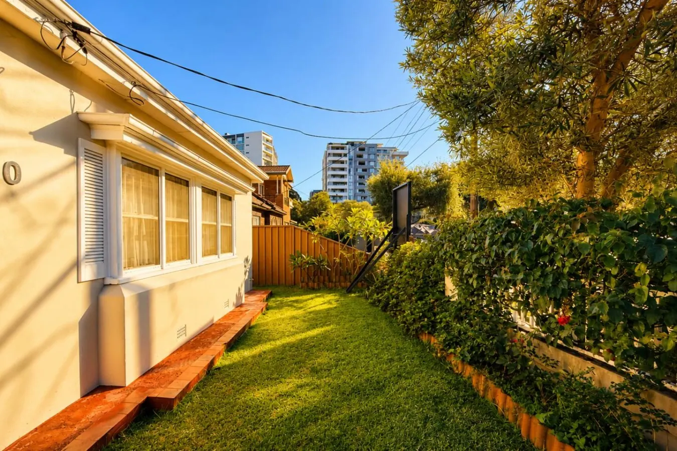 3BR Mascot House | 3 Queen Beds | Walk to Station