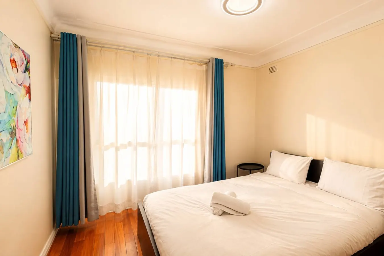 3BR Mascot House | 3 Queen Beds | Walk to Station — photo 2
