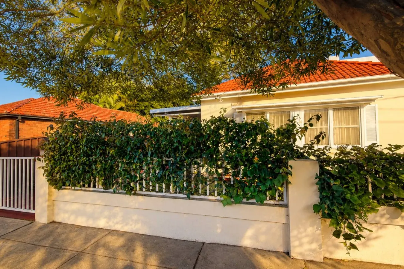 3BR Mascot House 3 Queen Beds Walk to Station 9