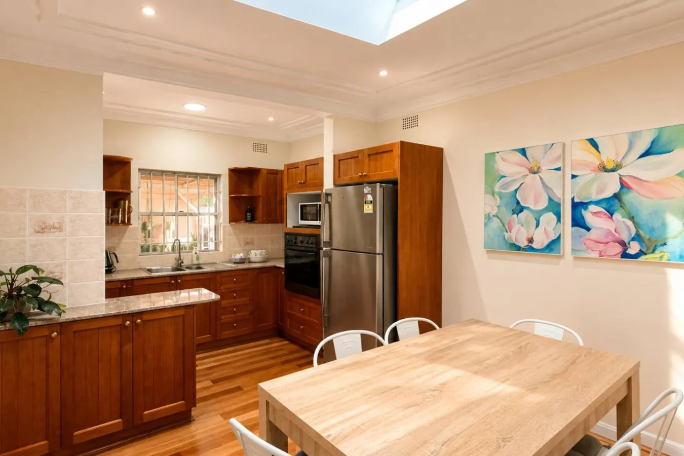 3BR Mascot House 3 Queen Beds Walk to Station 12