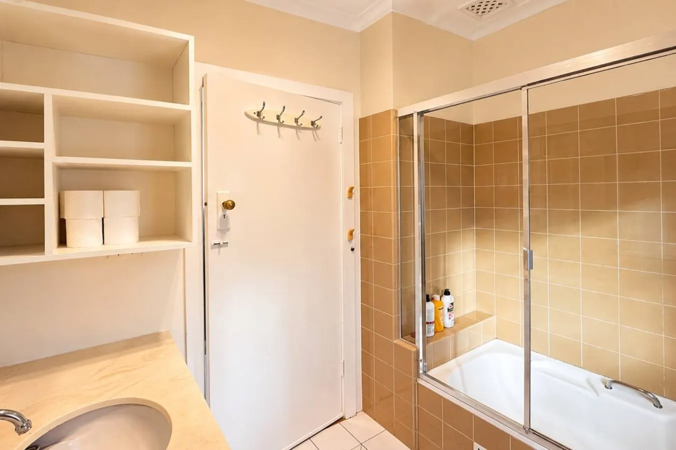 3BR Mascot House 3 Queen Beds Walk to Station 16