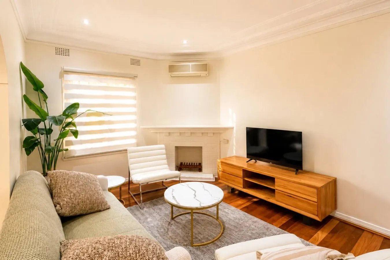 3BR Mascot House | 3 Queen Beds | Walk to Station — photo 3