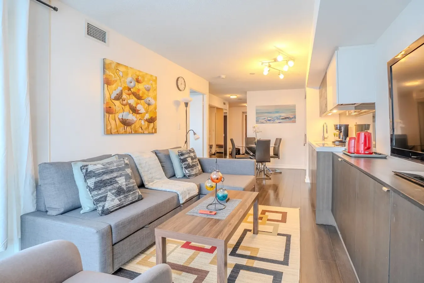 Bright City 1BR • Walk Everywhere • Sleeps 4