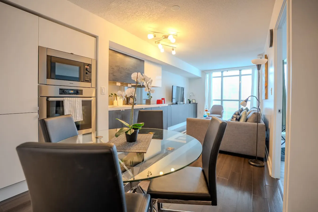 Bright City 1BR Walk Everywhere Sleeps 4 4