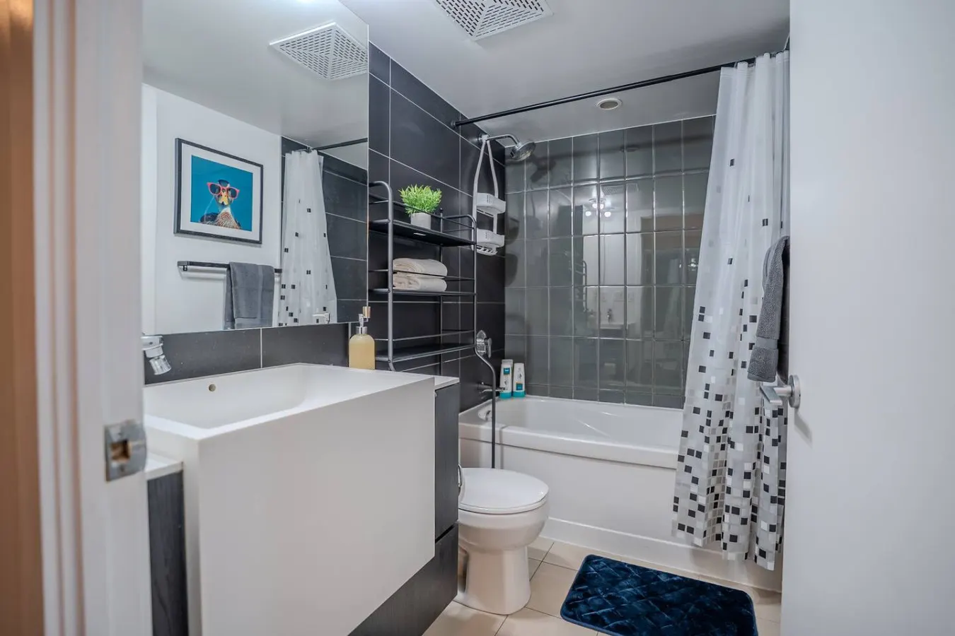 Bright City 1BR Walk Everywhere Sleeps 4 6