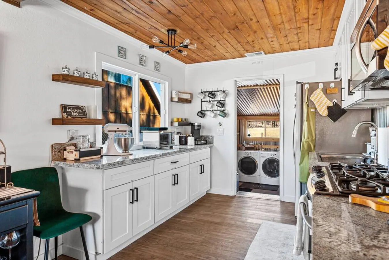 Honeybee Cabin By the Lake, Hot Tub & EV charger 12