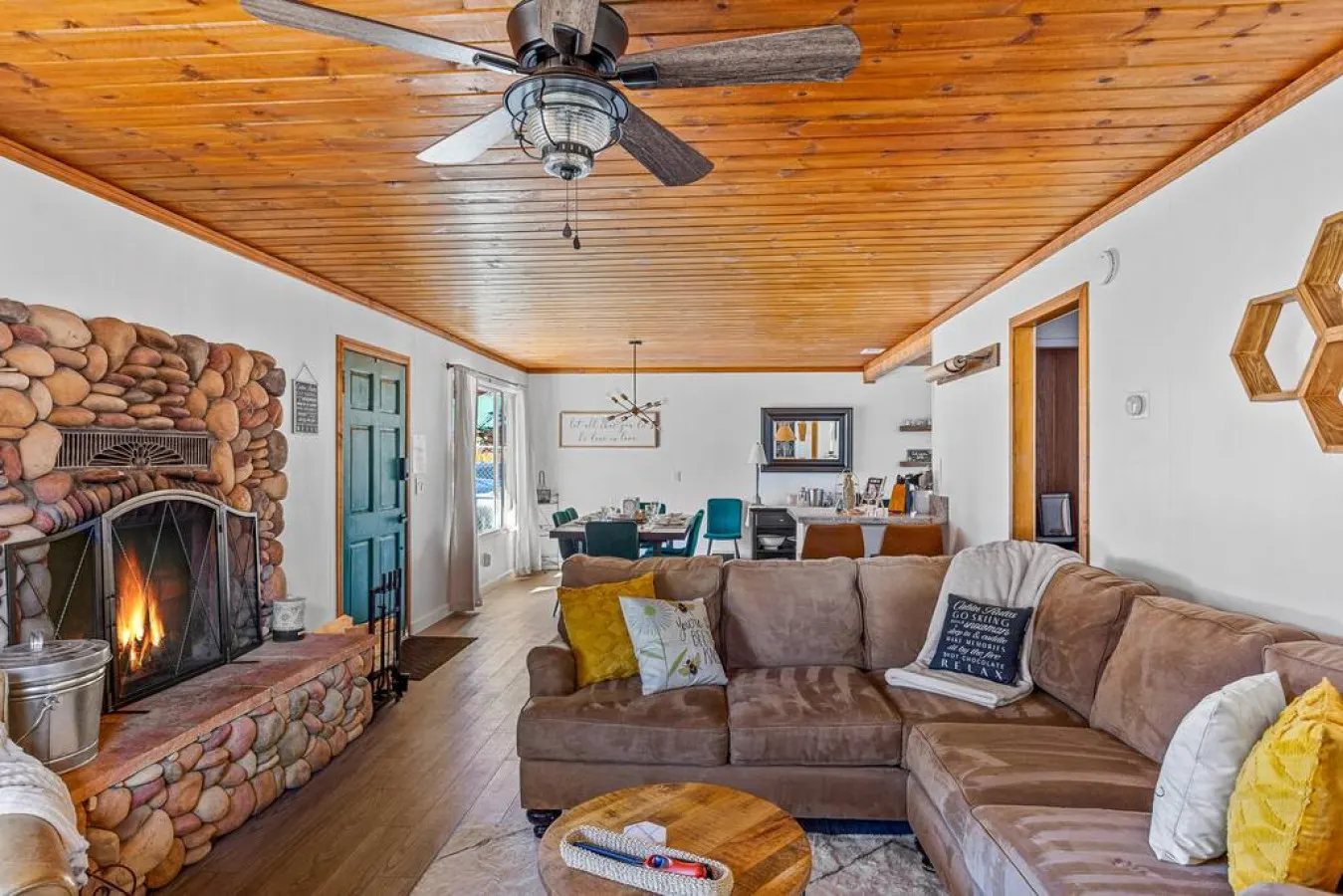 Honeybee Cabin By the Lake, Hot Tub & EV charger — photo 4