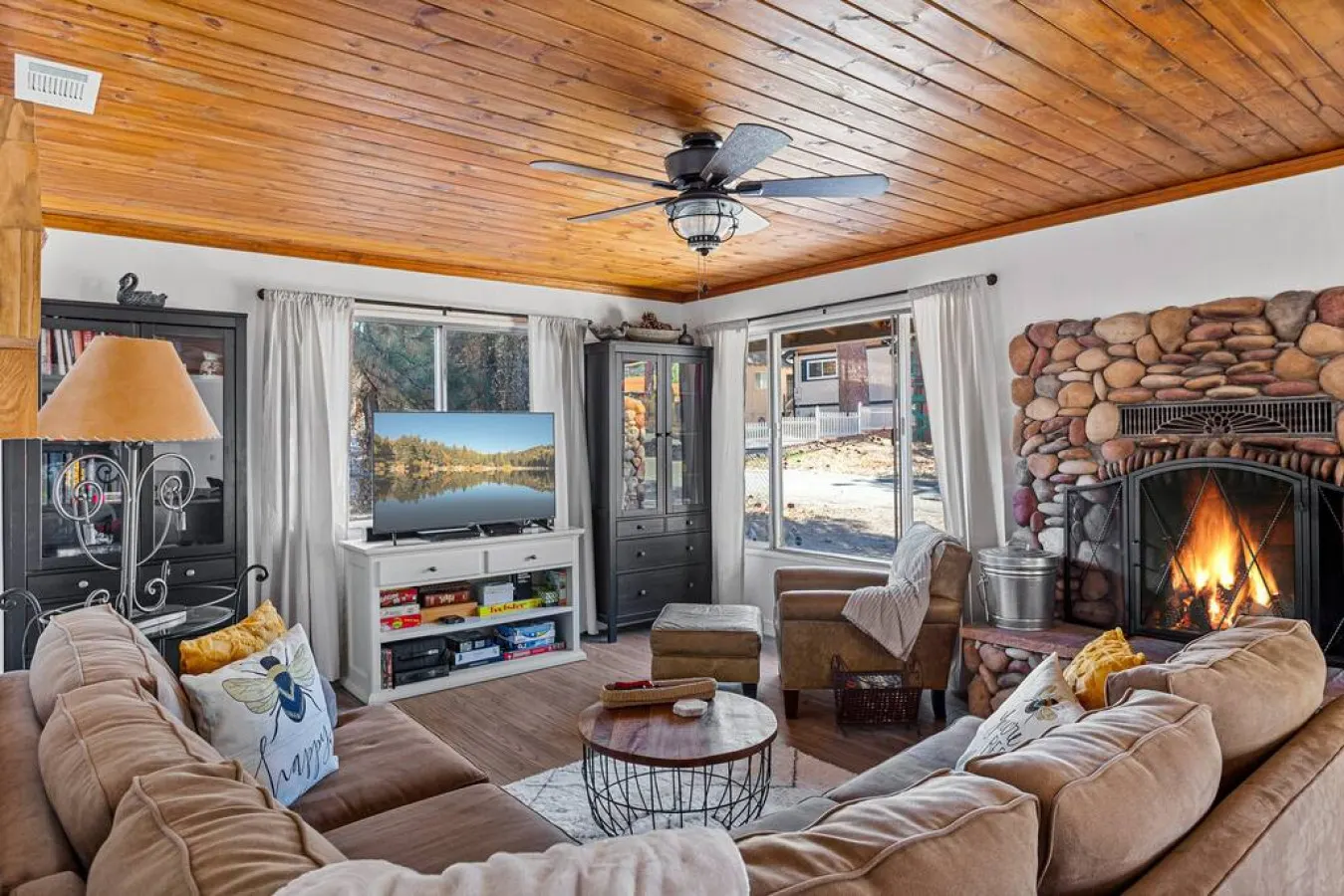 Honeybee Cabin By the Lake, Hot Tub & EV charger 6