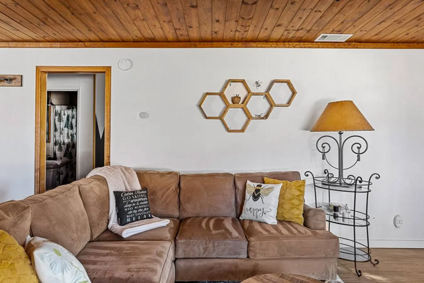 Honeybee Cabin By the Lake, Hot Tub & EV charger 8