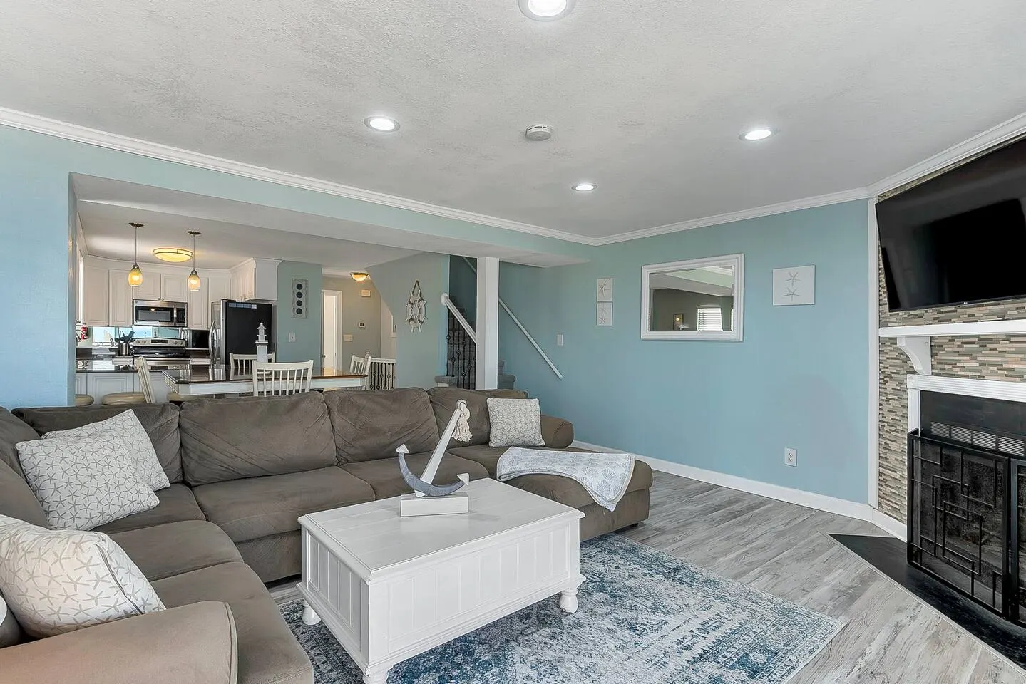 Chic’s Beach Oceanfront 3BR Home With Deck Views 9