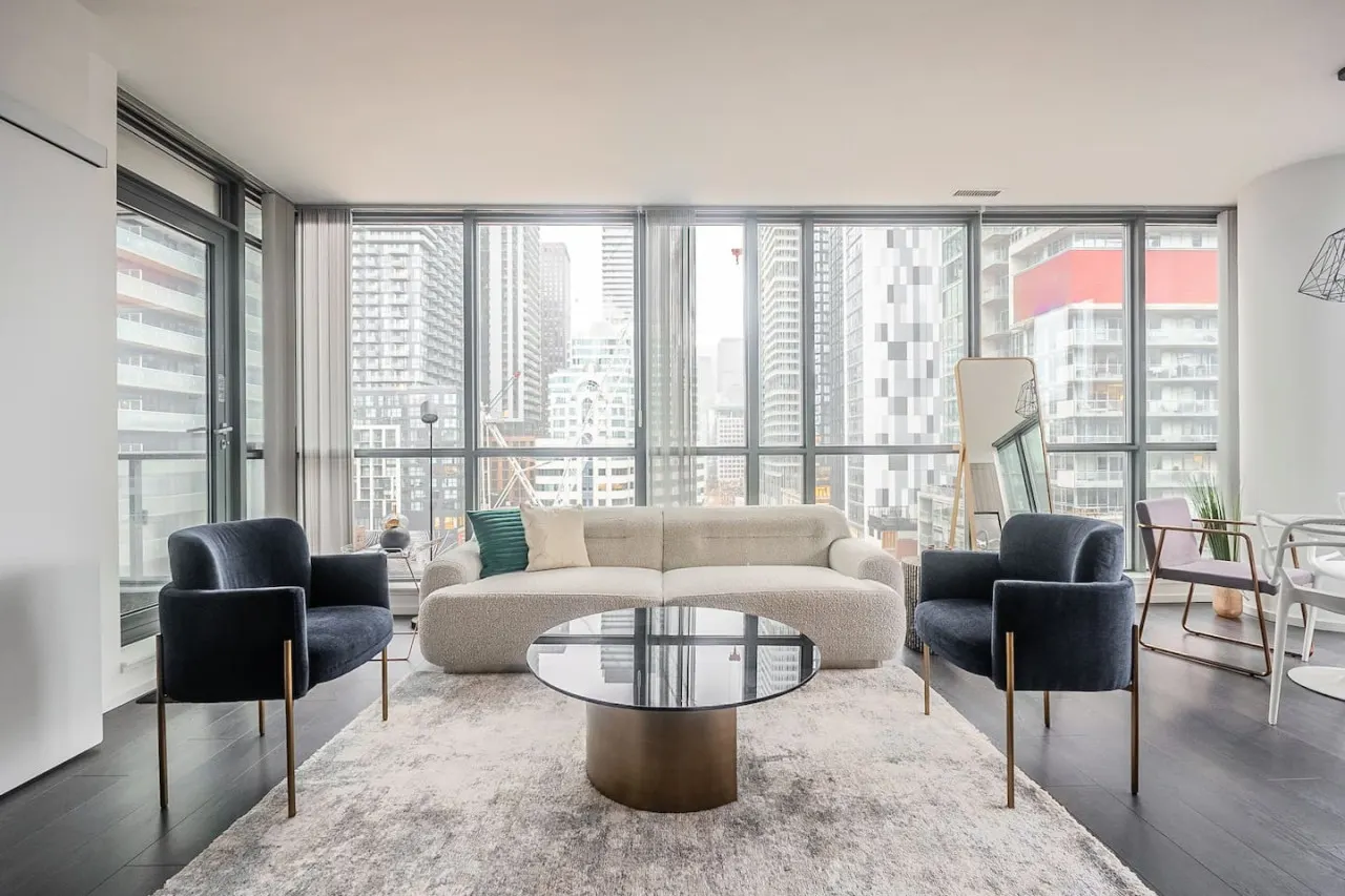 Modern 2BR Condo • Trendy King West • Free Parking