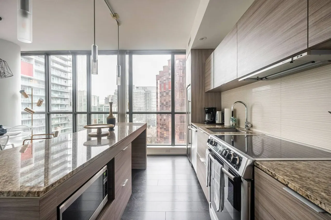 Modern 2BR Condo Trendy King West Free Parking 2