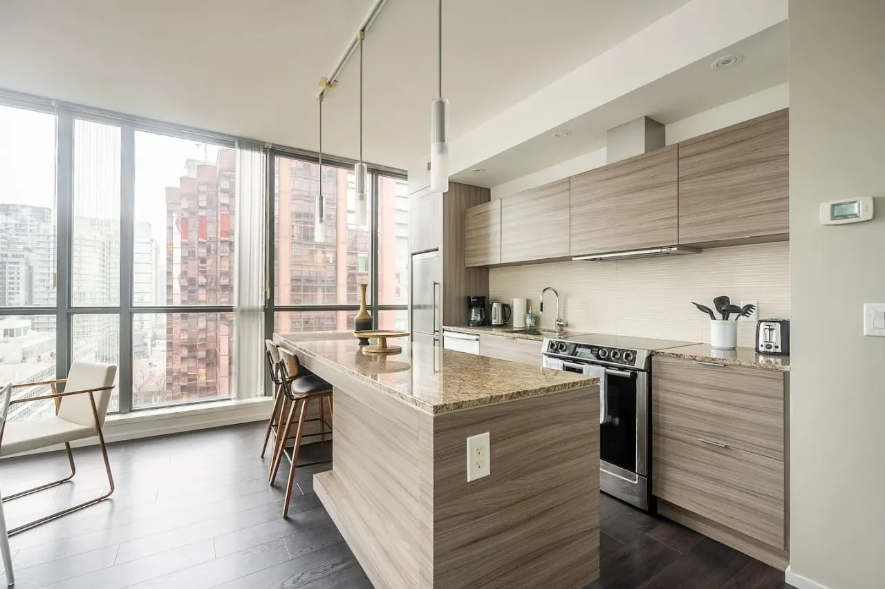 Modern 2BR Condo Trendy King West Free Parking 9