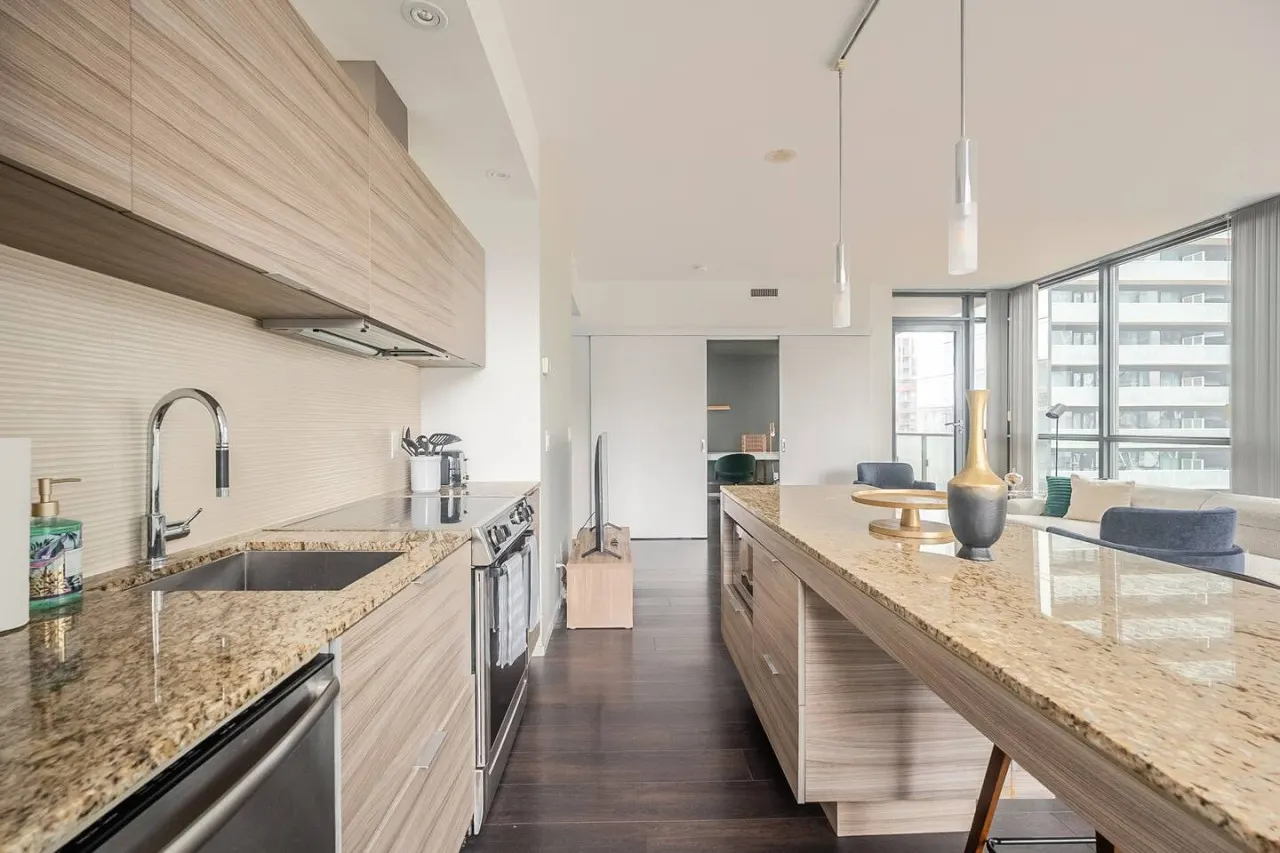 Modern 2BR Condo Trendy King West Free Parking 10