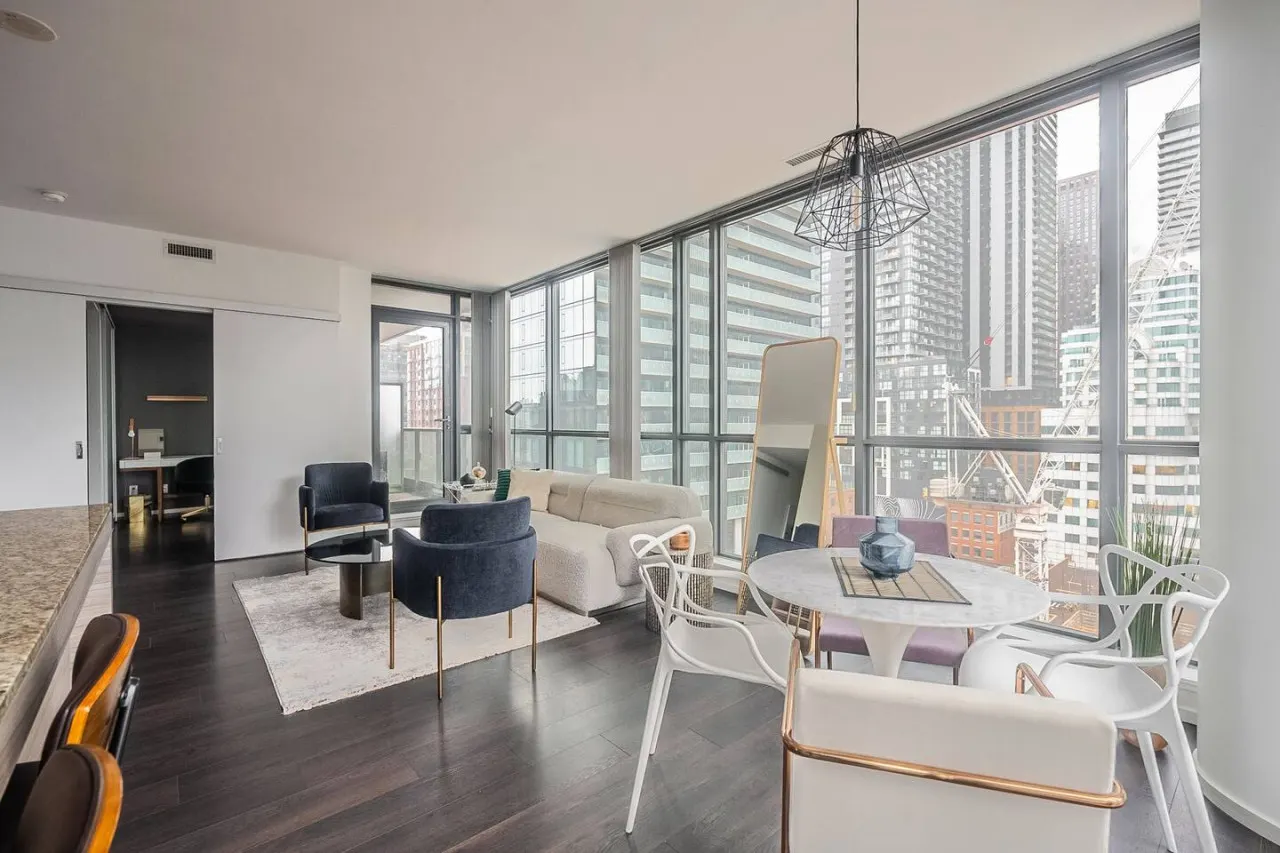 Modern 2BR Condo Trendy King West Free Parking 11