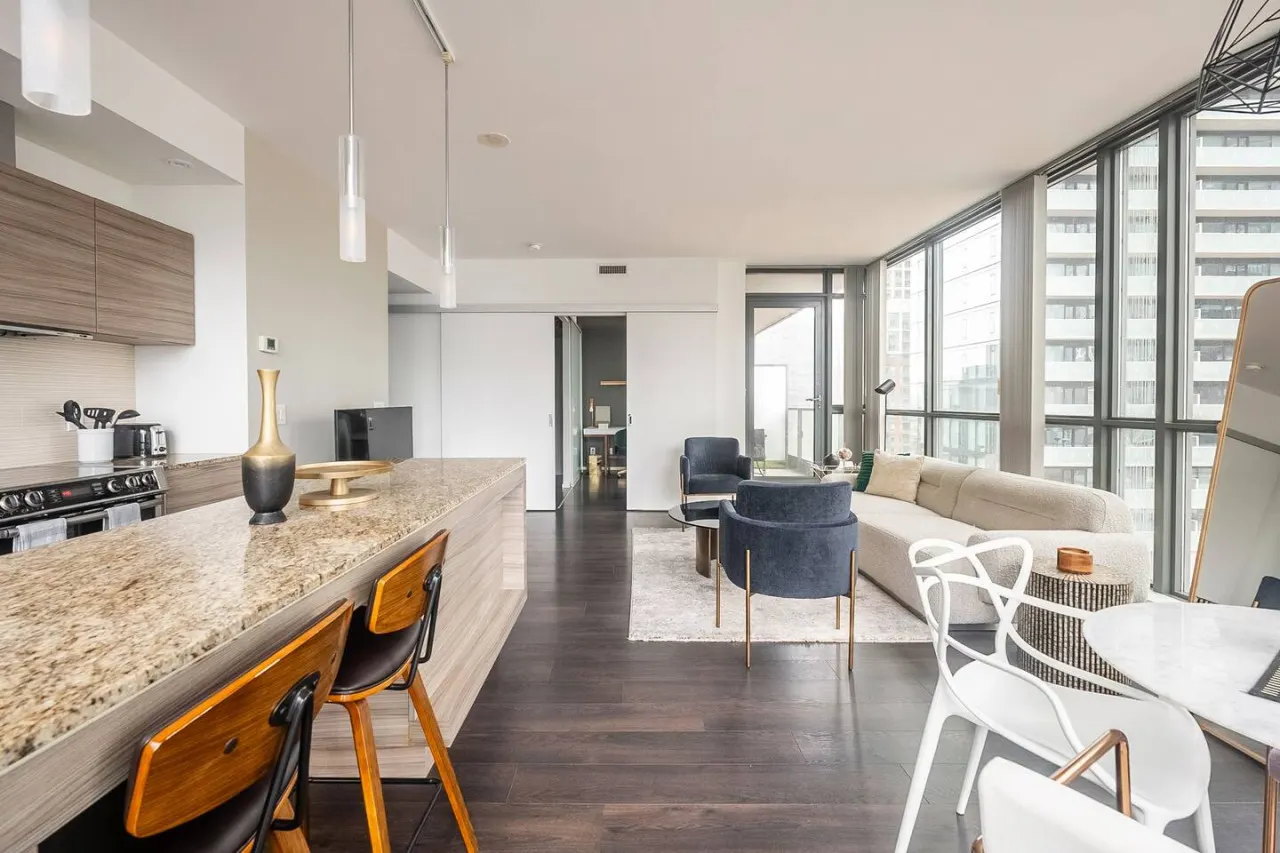 Modern 2BR Condo Trendy King West Free Parking 12