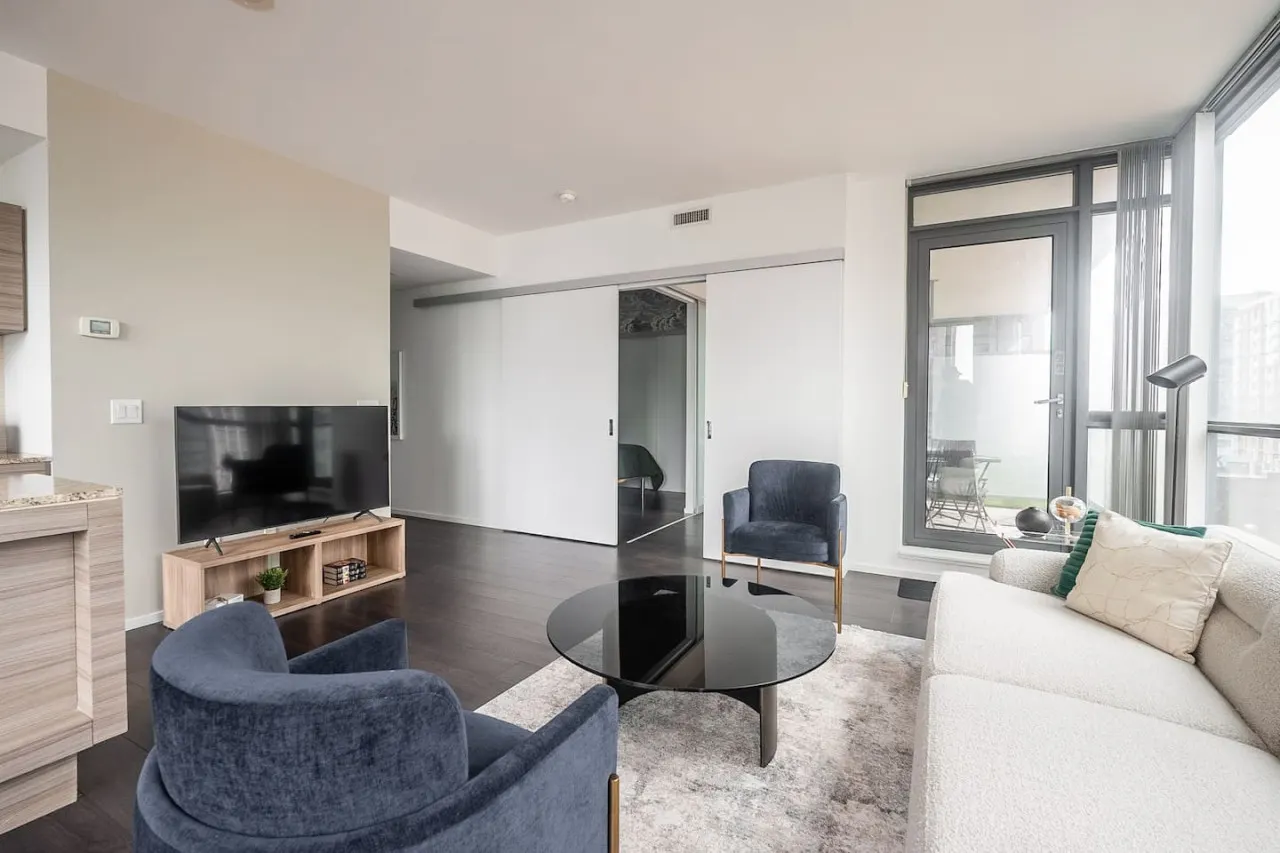 Modern 2BR Condo Trendy King West Free Parking 14
