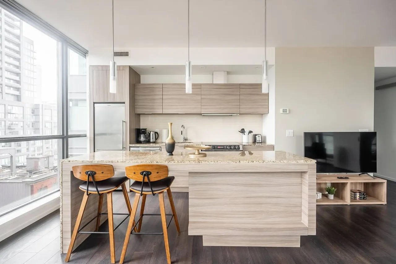 Modern 2BR Condo Trendy King West Free Parking 15