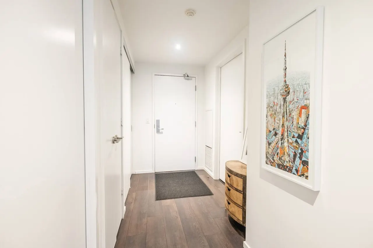 Modern 2BR Condo Trendy King West Free Parking 16