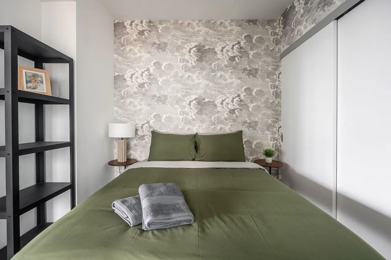 Modern 2BR Condo Trendy King West Free Parking 17