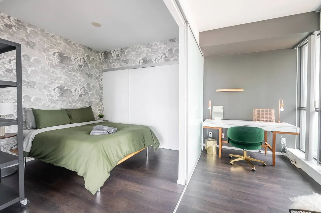 Modern 2BR Condo Trendy King West Free Parking 18
