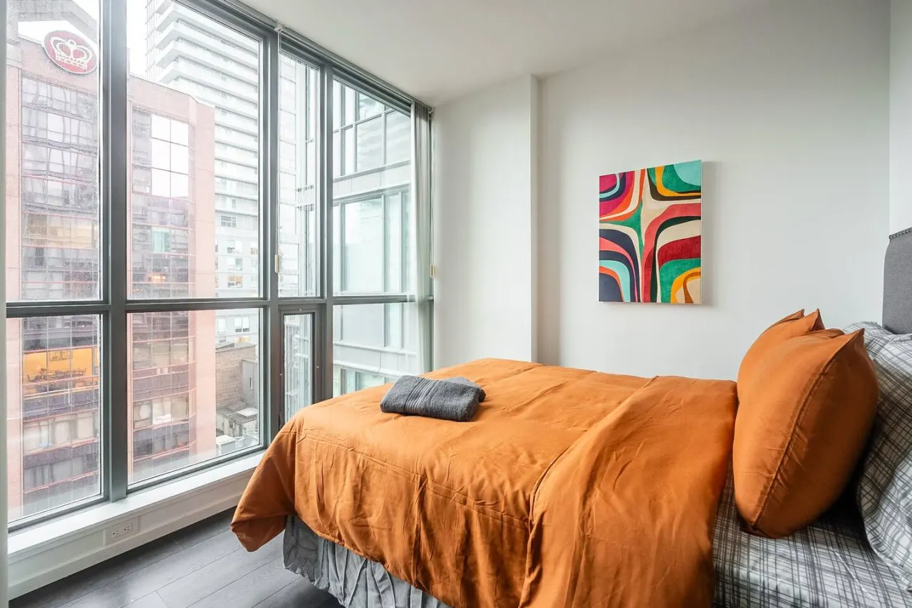 Modern 2BR Condo Trendy King West Free Parking 19
