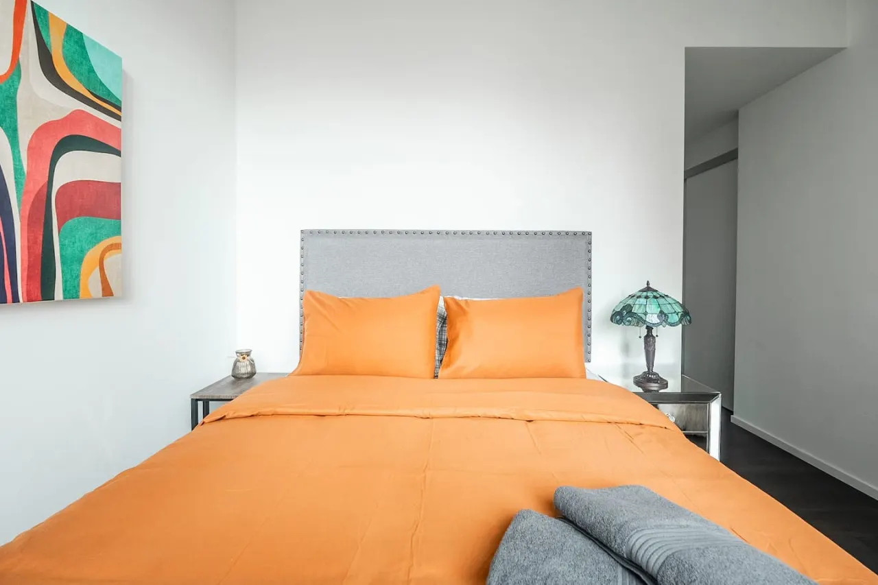 Modern 2BR Condo Trendy King West Free Parking 20