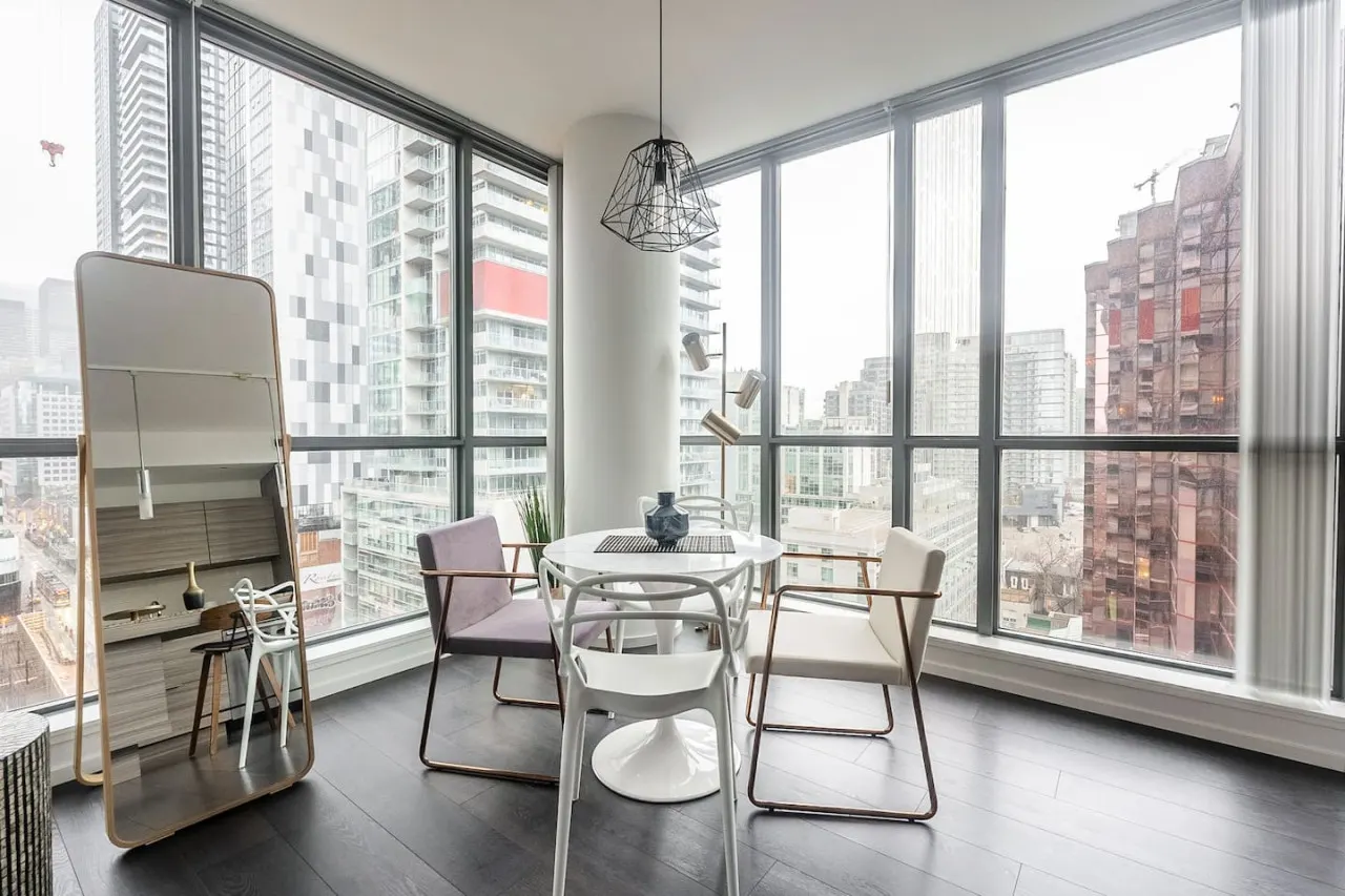 Modern 2BR Condo Trendy King West Free Parking 3