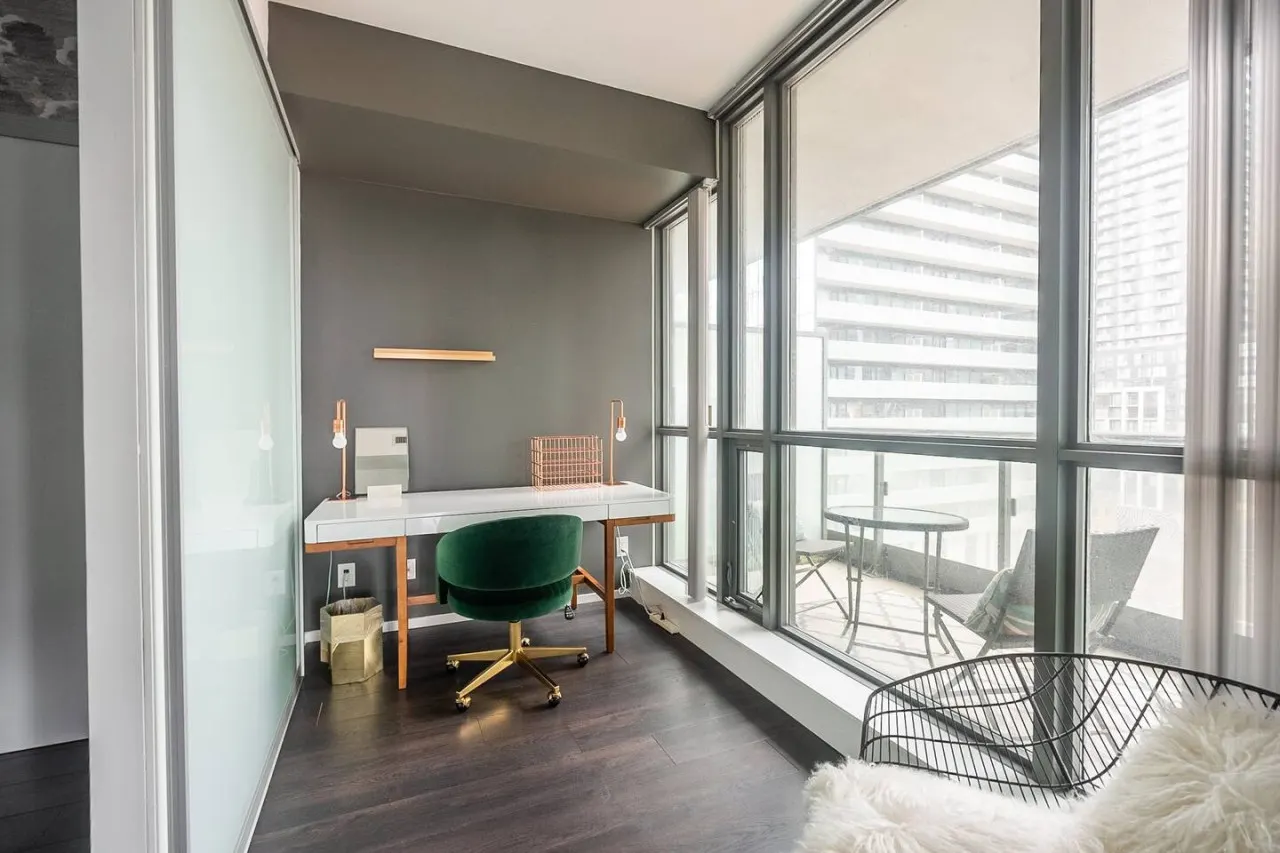 Modern 2BR Condo Trendy King West Free Parking 4
