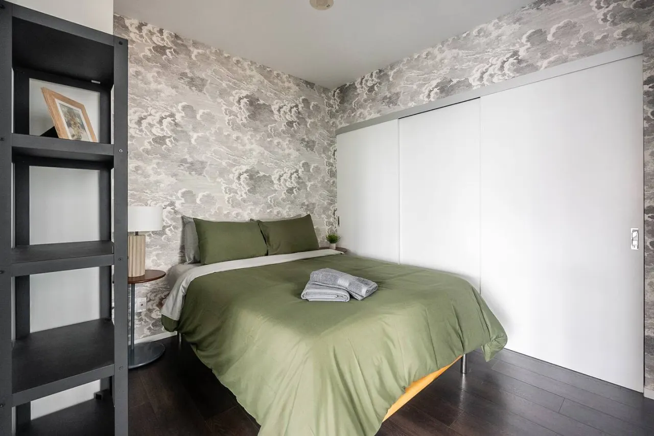 Modern 2BR Condo Trendy King West Free Parking 5