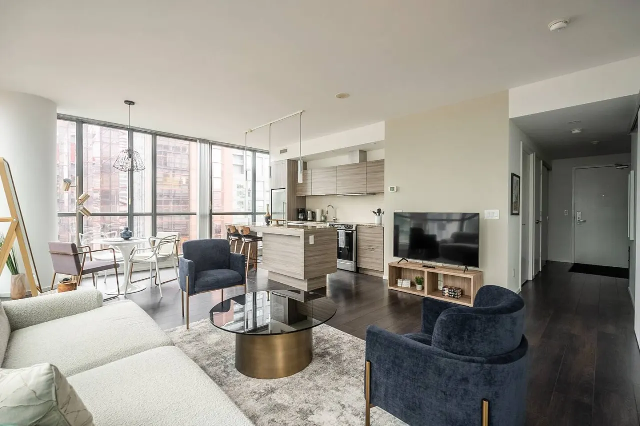 Modern 2BR Condo Trendy King West Free Parking 6
