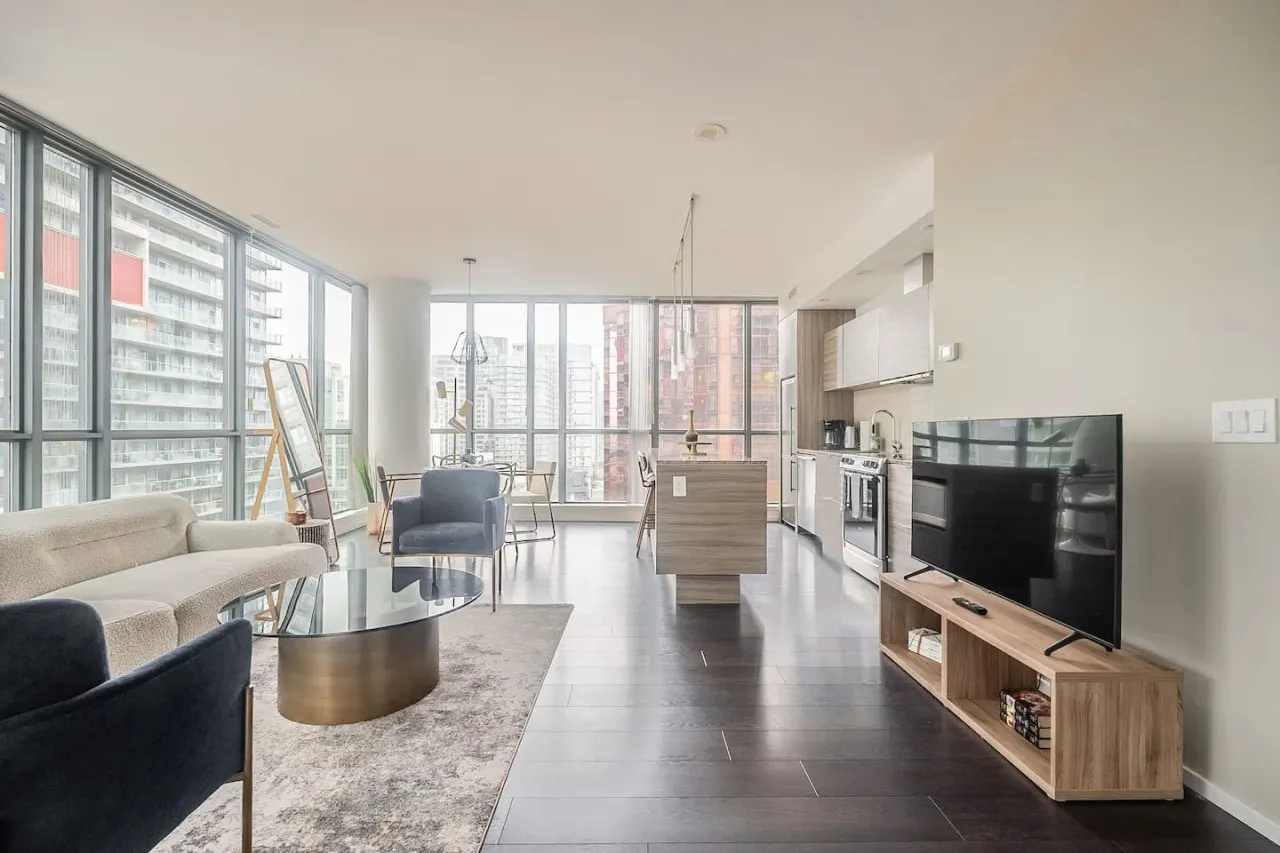 Modern 2BR Condo Trendy King West Free Parking 7