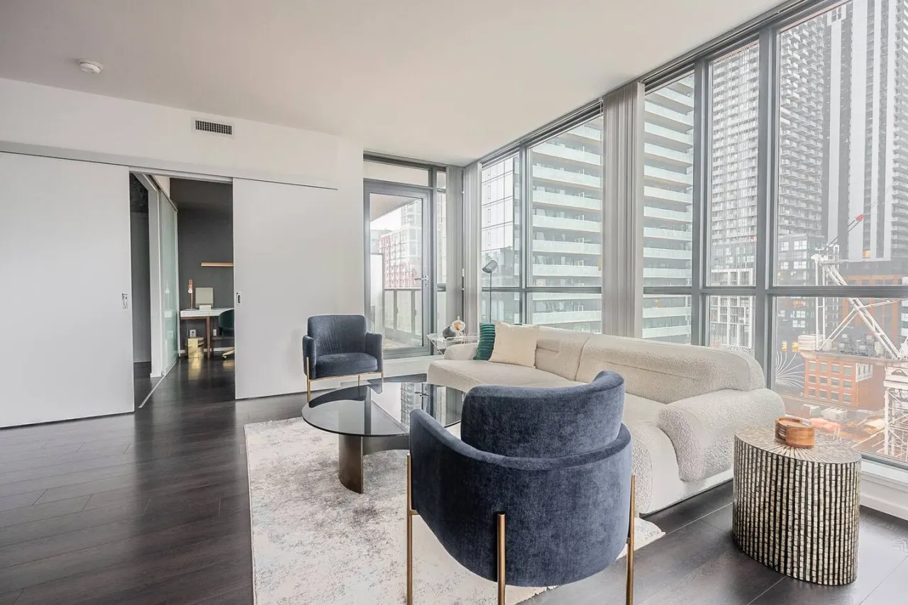 Modern 2BR Condo Trendy King West Free Parking 8