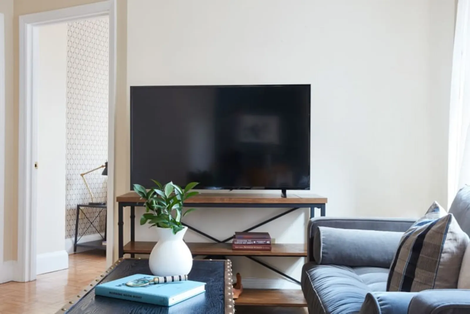 Pet Friendly - Laundry in Bldg - FIDI 2