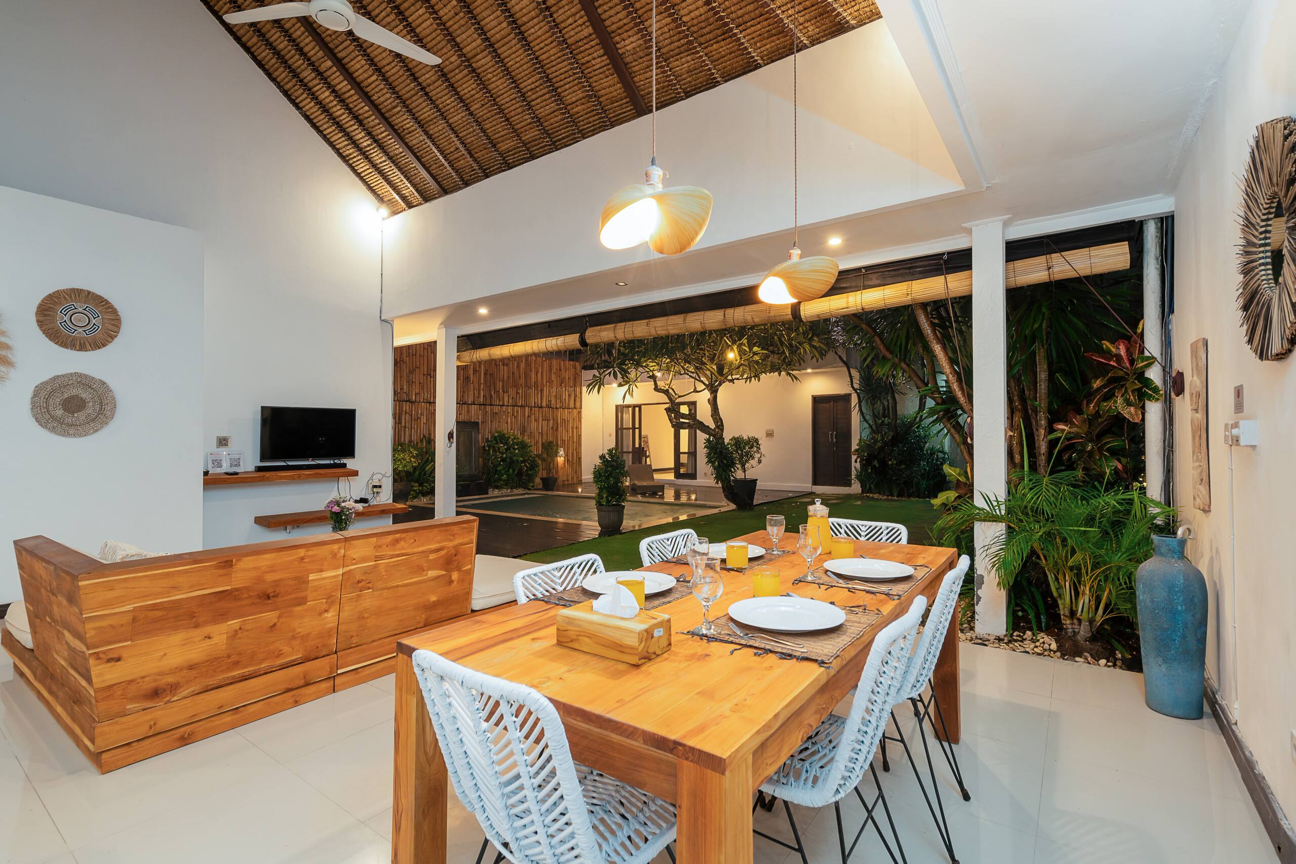 Villa Art Gecko | 2BR next to Beach in Seminyak 19