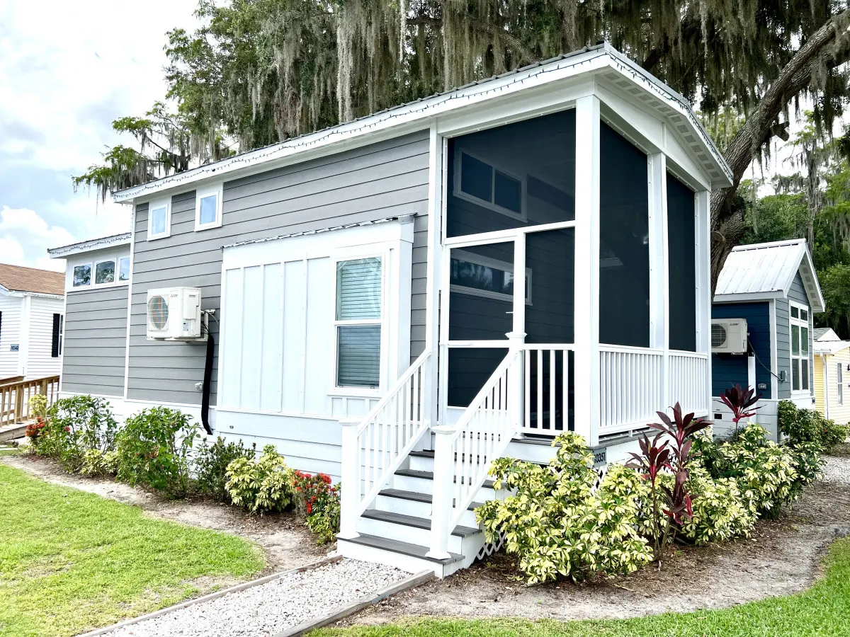 The SeaGlass House - Pet friendly Lakeside Tiny Home in Clermont