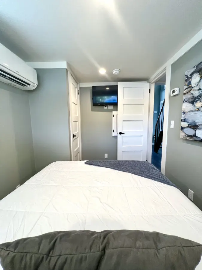The SeaGlass House - Pet friendly Lakeside Tiny Home in Clermont 9
