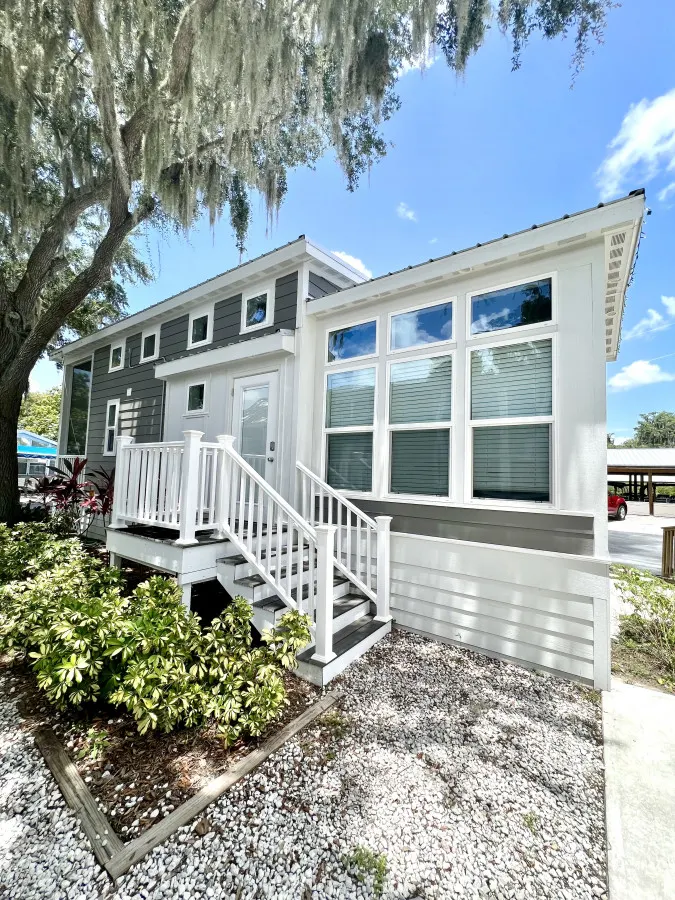 The SeaGlass House - Pet friendly Lakeside Tiny Home in Clermont 14